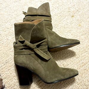 Banana republic suede green booties women’s 7.5